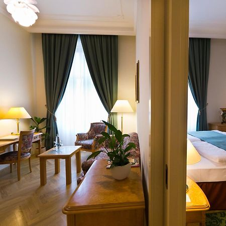 แกรนด์โฮเทล แอมบาสซาเดอร์ นาร็อดนี ดุม Hotel การ์โลวีวารี ภายนอก รูปภาพ