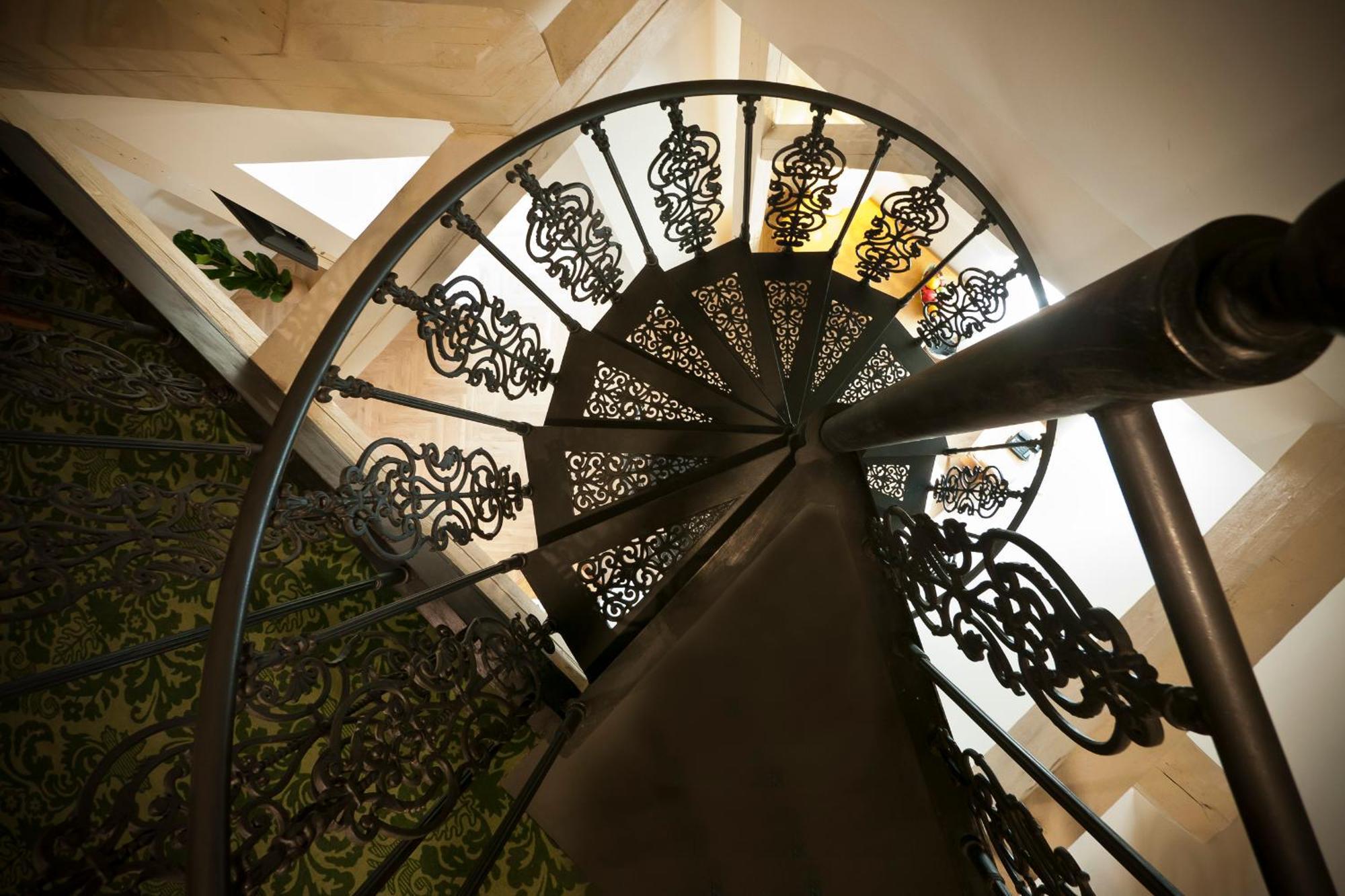 แกรนด์โฮเทล แอมบาสซาเดอร์ นาร็อดนี ดุม Hotel การ์โลวีวารี ภายนอก รูปภาพ