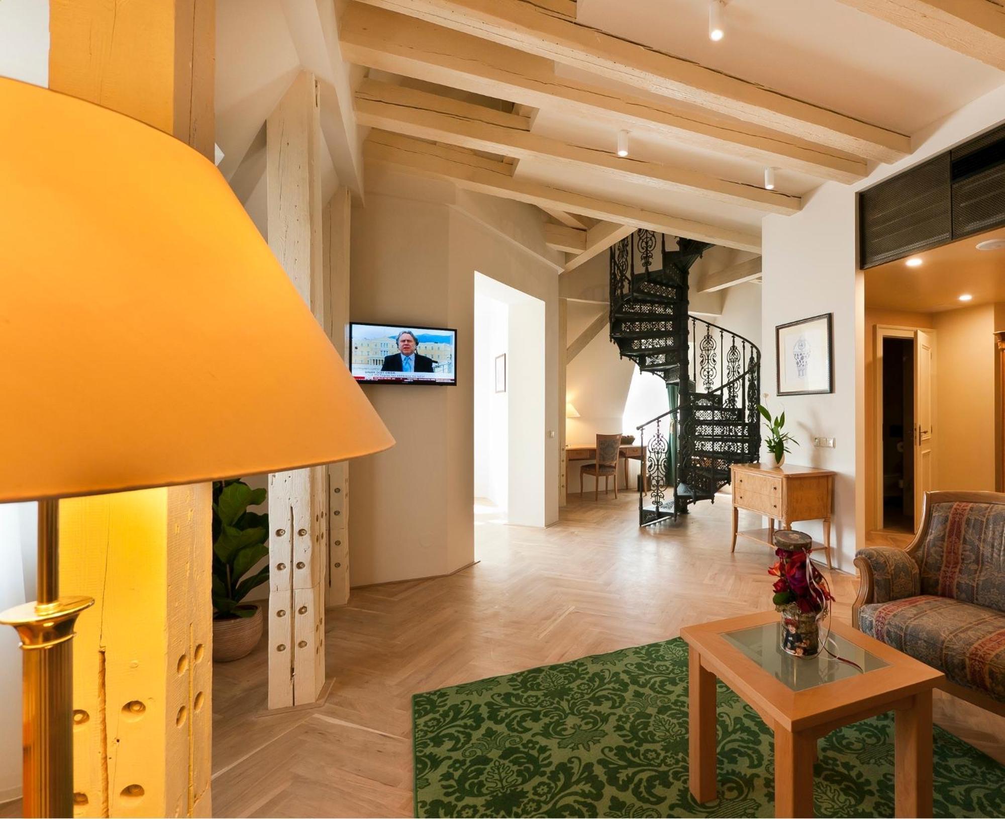 แกรนด์โฮเทล แอมบาสซาเดอร์ นาร็อดนี ดุม Hotel การ์โลวีวารี ภายนอก รูปภาพ