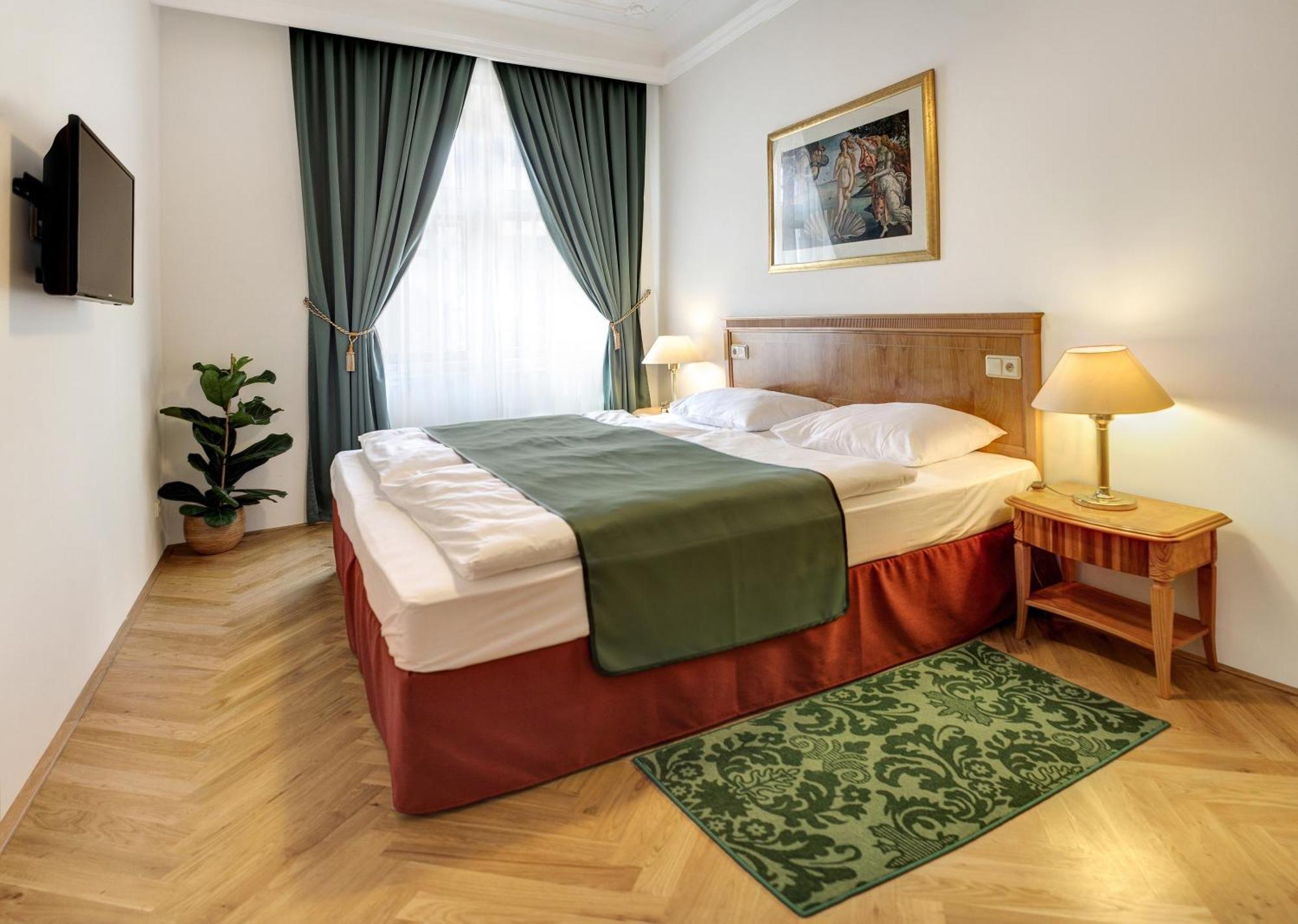 แกรนด์โฮเทล แอมบาสซาเดอร์ นาร็อดนี ดุม Hotel การ์โลวีวารี ภายนอก รูปภาพ