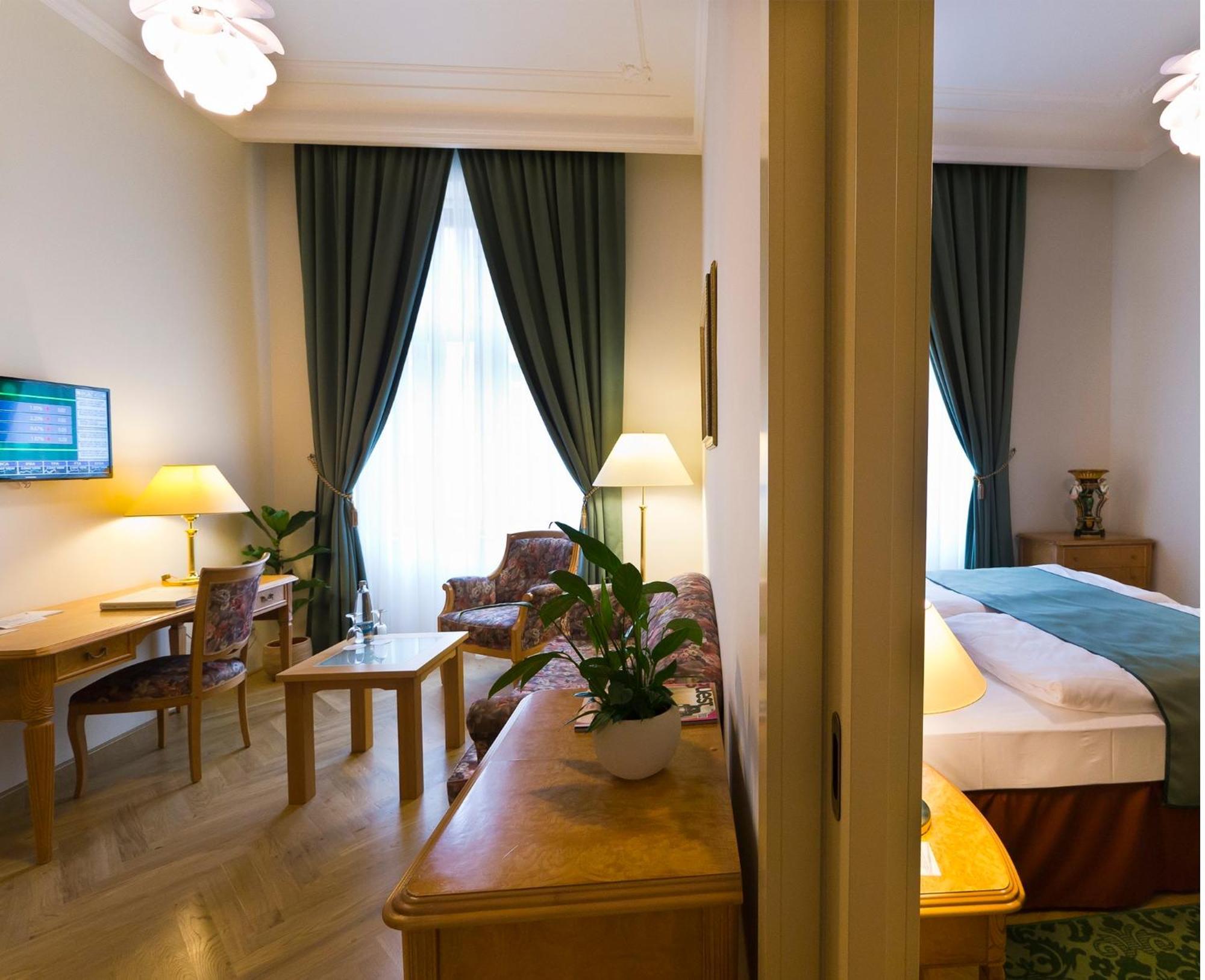 แกรนด์โฮเทล แอมบาสซาเดอร์ นาร็อดนี ดุม Hotel การ์โลวีวารี ภายนอก รูปภาพ