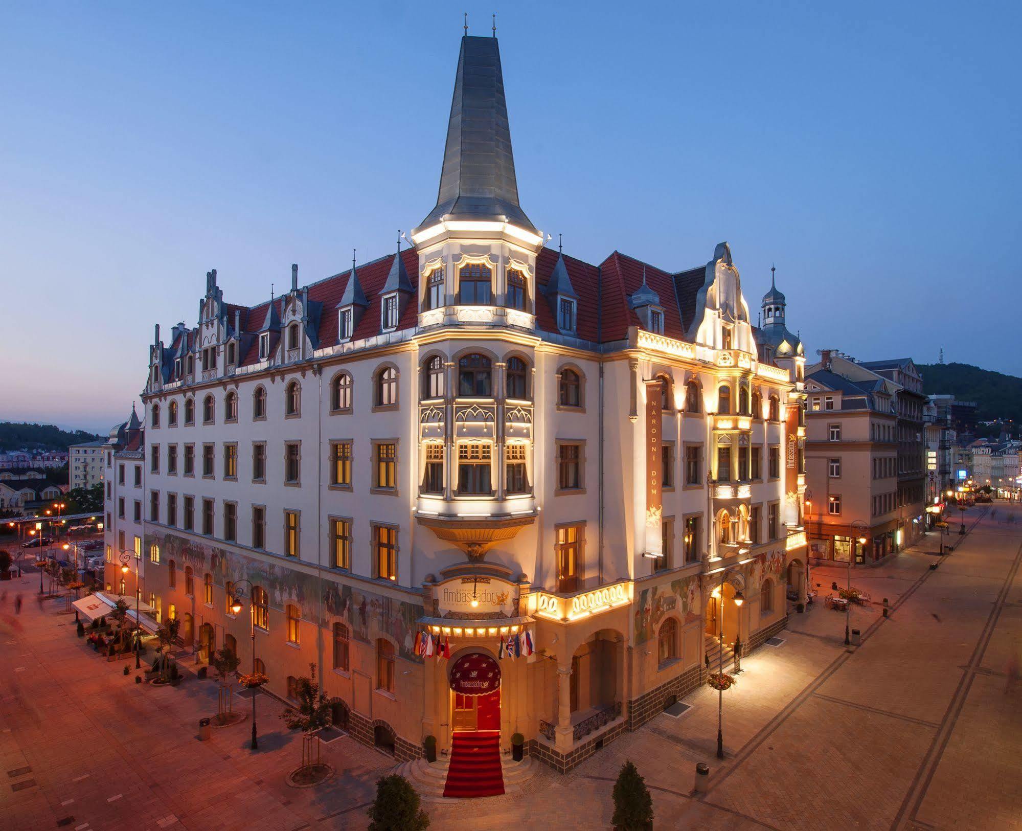 แกรนด์โฮเทล แอมบาสซาเดอร์ นาร็อดนี ดุม Hotel การ์โลวีวารี ภายนอก รูปภาพ