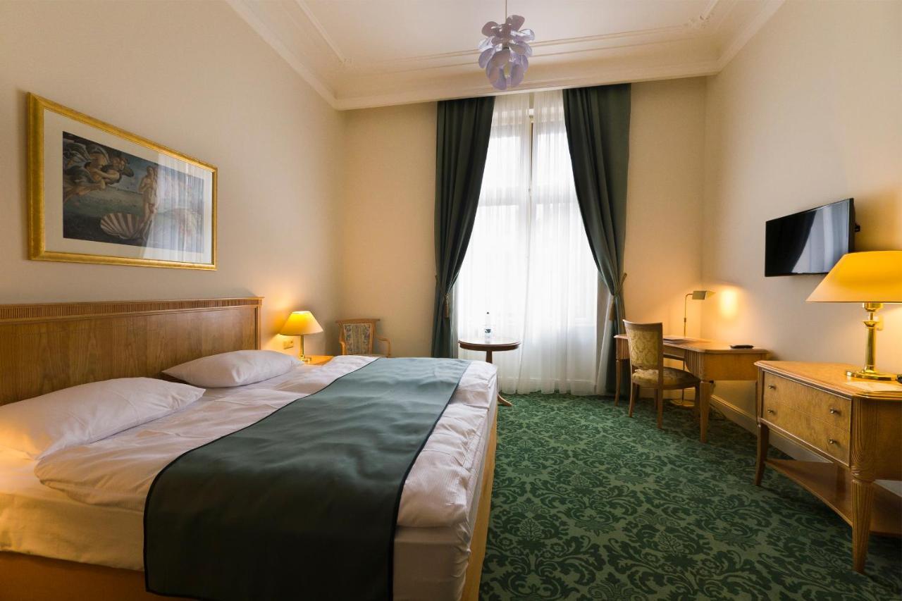 แกรนด์โฮเทล แอมบาสซาเดอร์ นาร็อดนี ดุม Hotel การ์โลวีวารี ภายนอก รูปภาพ