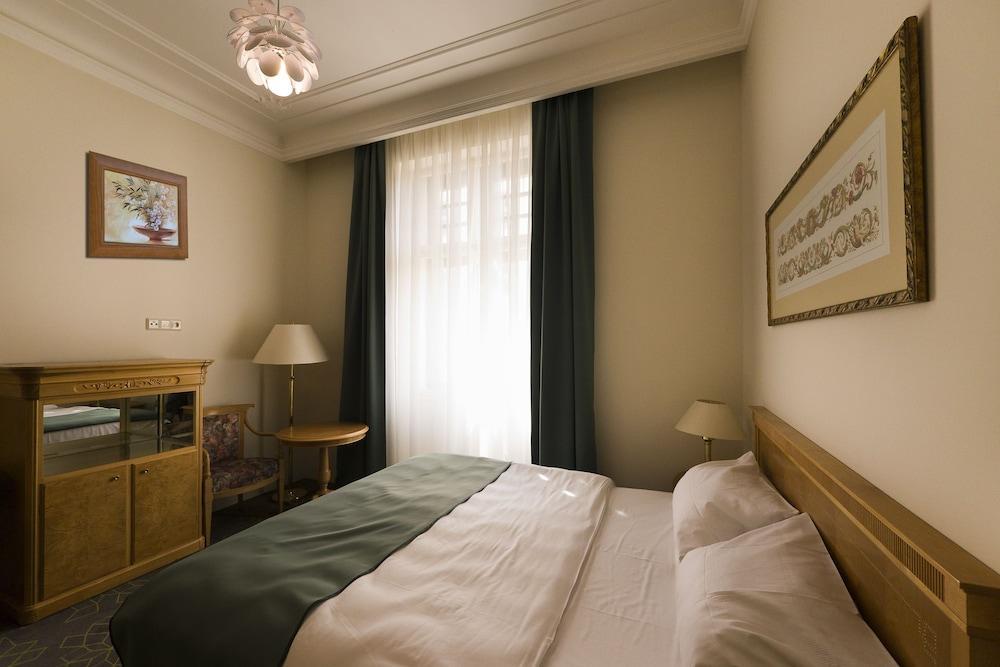 แกรนด์โฮเทล แอมบาสซาเดอร์ นาร็อดนี ดุม Hotel การ์โลวีวารี ภายนอก รูปภาพ